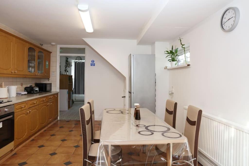 The Entire 4 Bedroom House Near Victoria Park And In Bow E3 * Londra