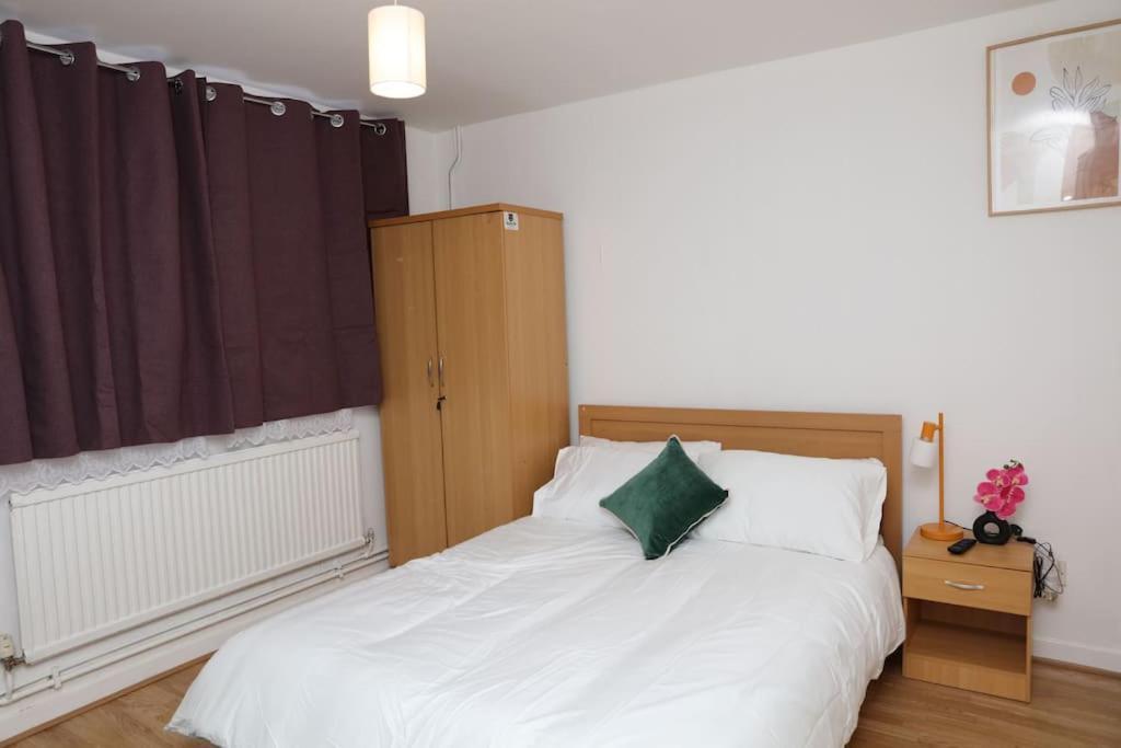 The Entire 4 Bedroom House Near Victoria Park And In Bow E3