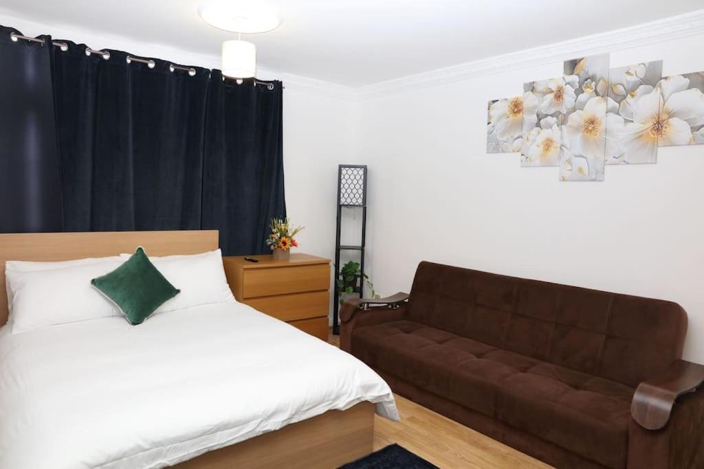 The Entire 4 Bedroom House Near Victoria Park And In Bow E3 Casa vacanze Londra