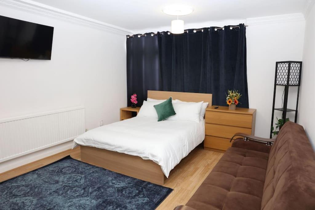 The Entire 4 Bedroom House Near Victoria Park And In Bow E3 *