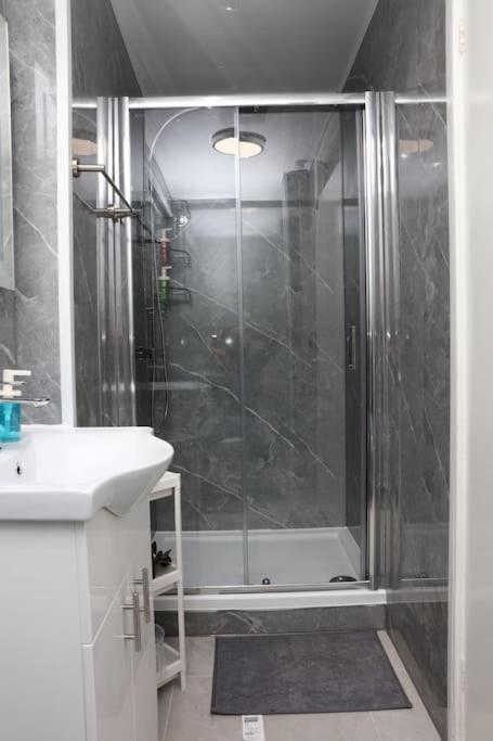 The Entire 4 Bedroom House Near Victoria Park And In Bow E3