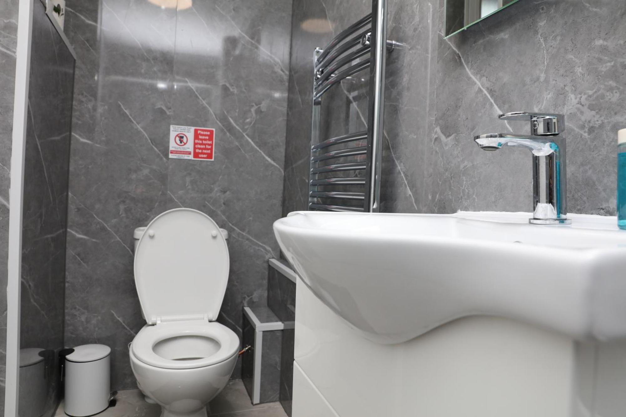 The Entire 4 Bedroom House Near Victoria Park And In Bow E3